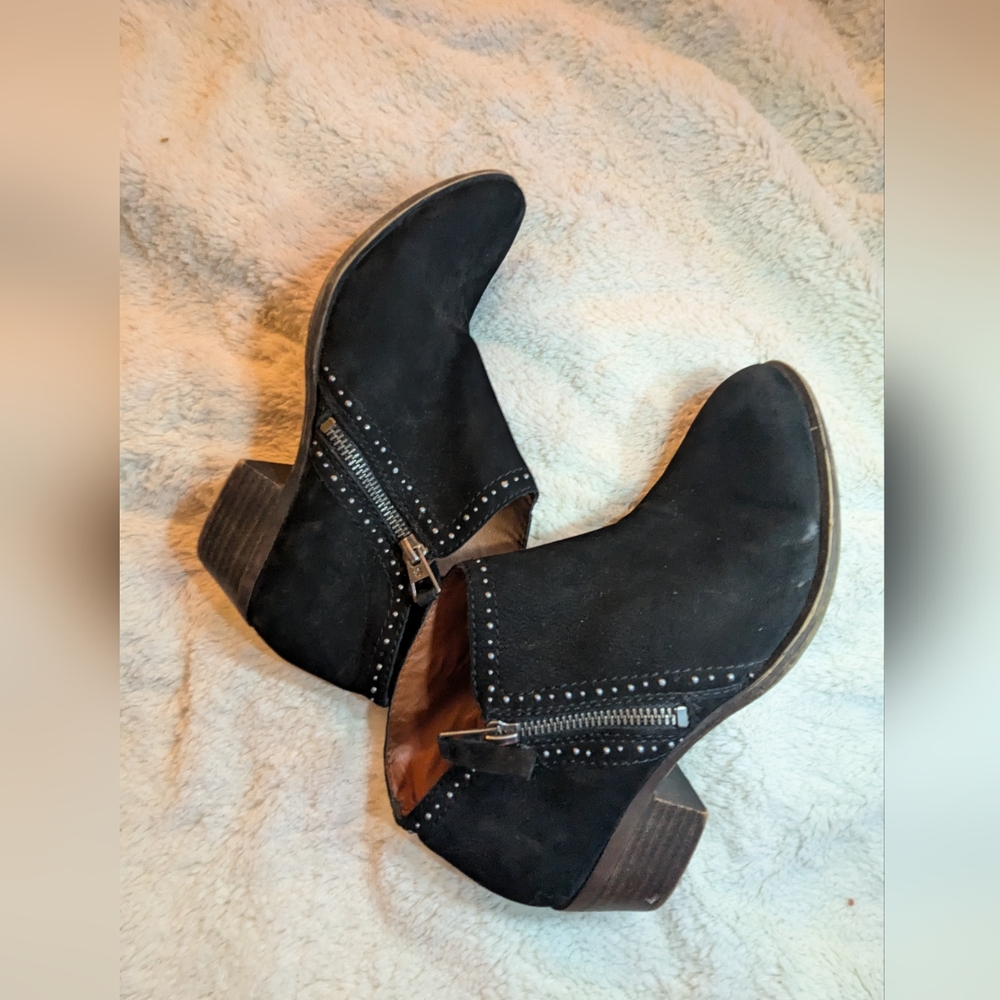 Lucky Brand 7.5 black leather boots with metal detailing